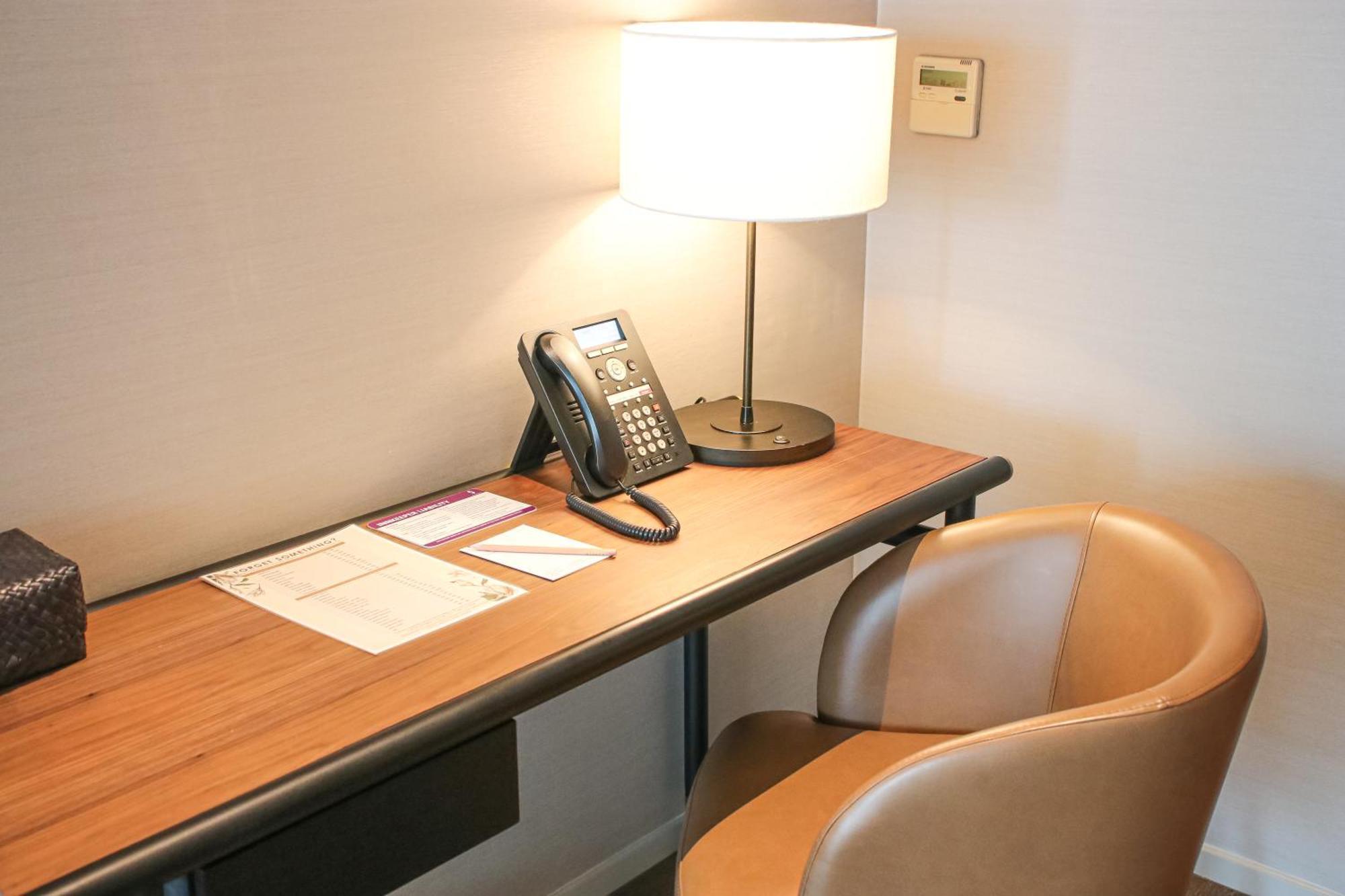 Sivatel Bangkok Hotel Ngoại thất bức ảnh A desk with a telephone