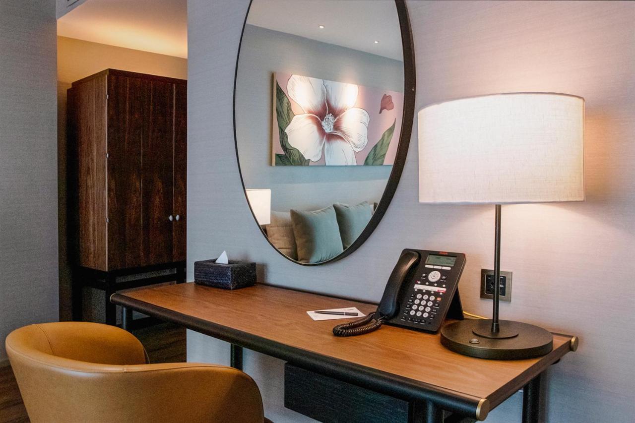 Sivatel Bangkok Hotel Ngoại thất bức ảnh A desk with a telephone