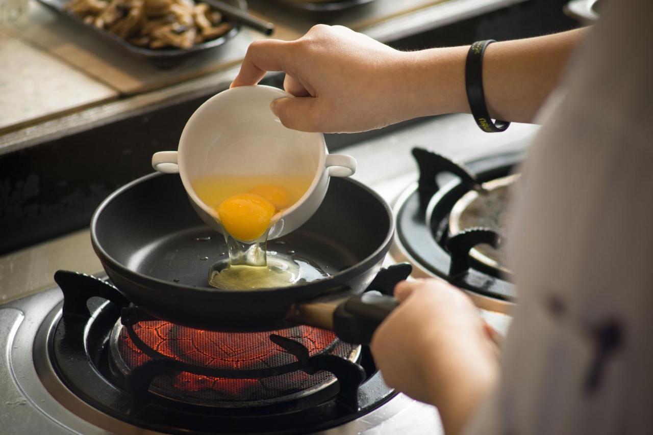 Sivatel Bangkok Hotel Ngoại thất bức ảnh Egg being poured into a pan