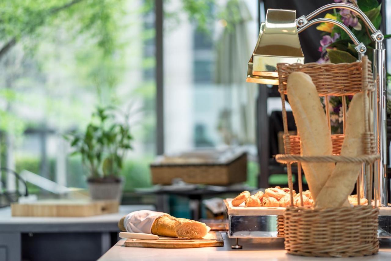 Sivatel Bangkok Hotel Ngoại thất bức ảnh Bread at a buffet